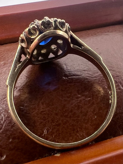 Vintage 9ct Yellow Blue & White Stone Cluster Ring - N