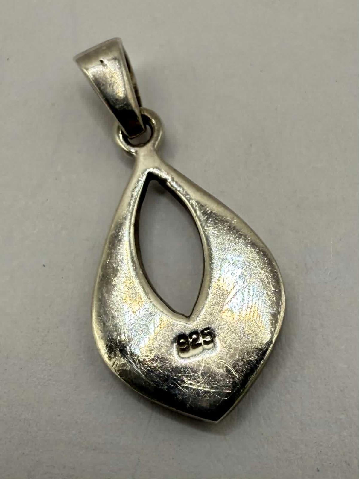 Quality 925 Sterling Silver Mother Of Pearl Set Pendant • 1.74 Grams