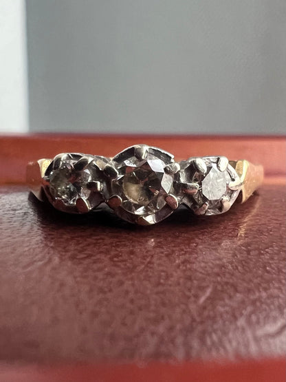 Vintage 18ct Yellow Gold Diamond Trilogy Ring - J