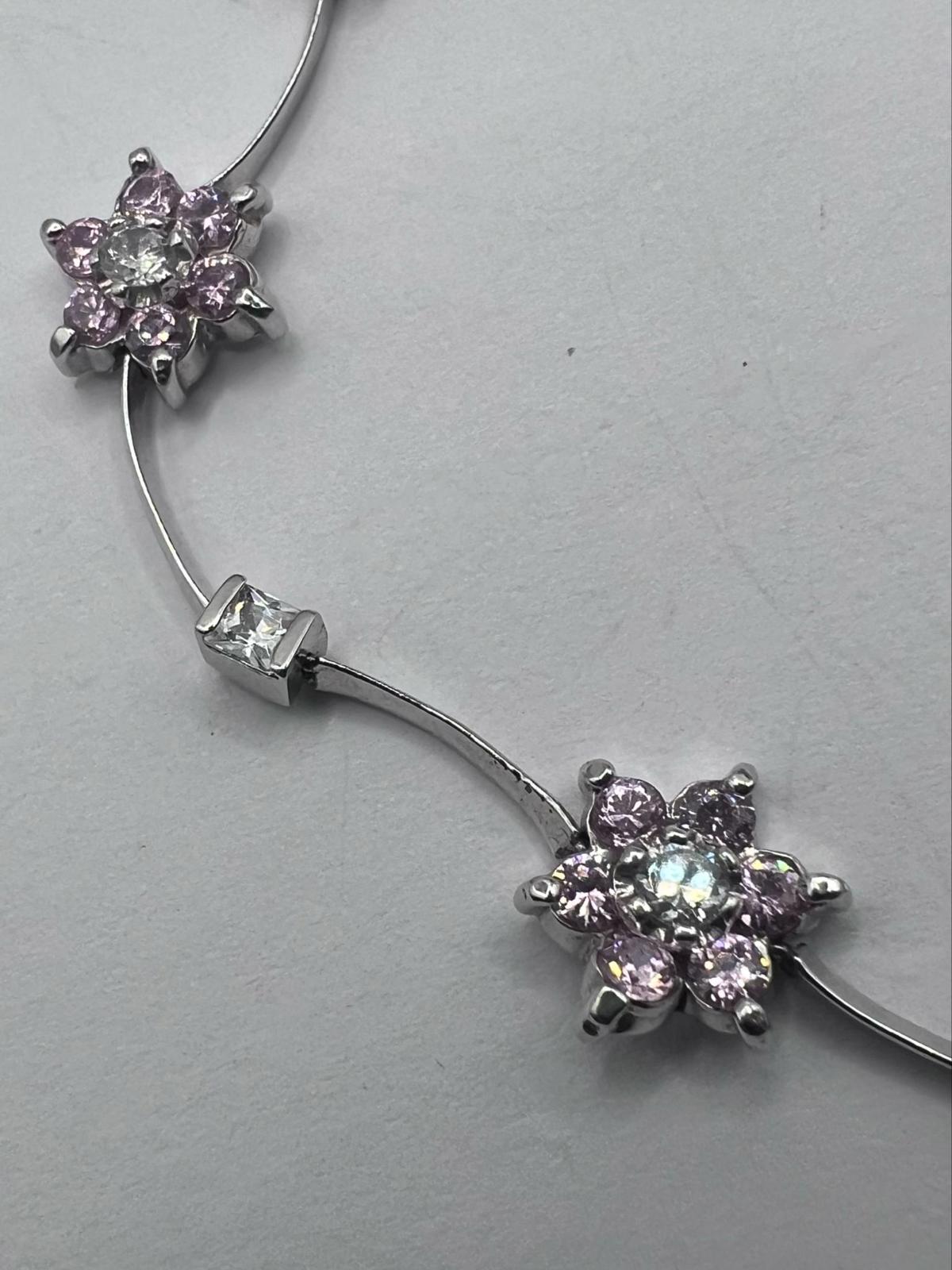 Quality 9ct White Gold Pink & White Topaz Flower Bracelet -  7.99 Grams - 8 Inch