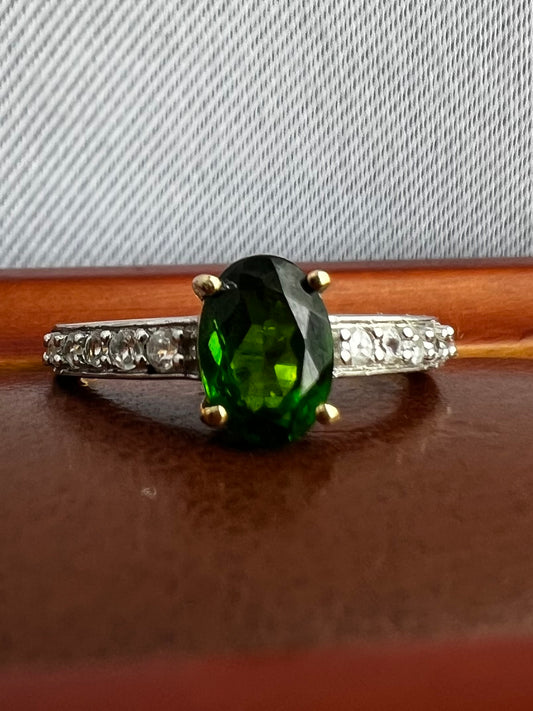 Quality 9ct Yellow Gold Diopside & Cz Ring - J½