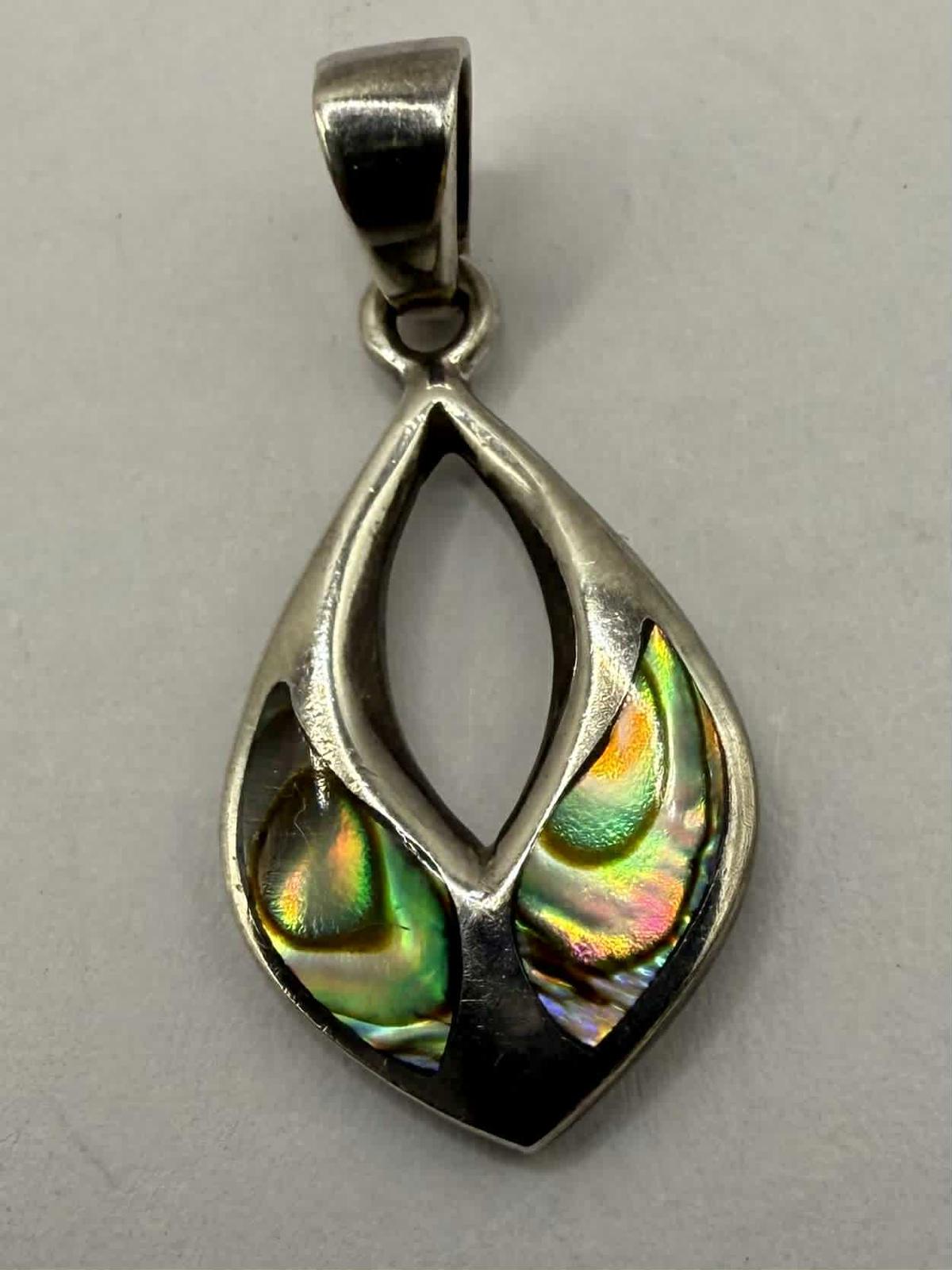 Quality 925 Sterling Silver Mother Of Pearl Set Pendant • 1.74 Grams