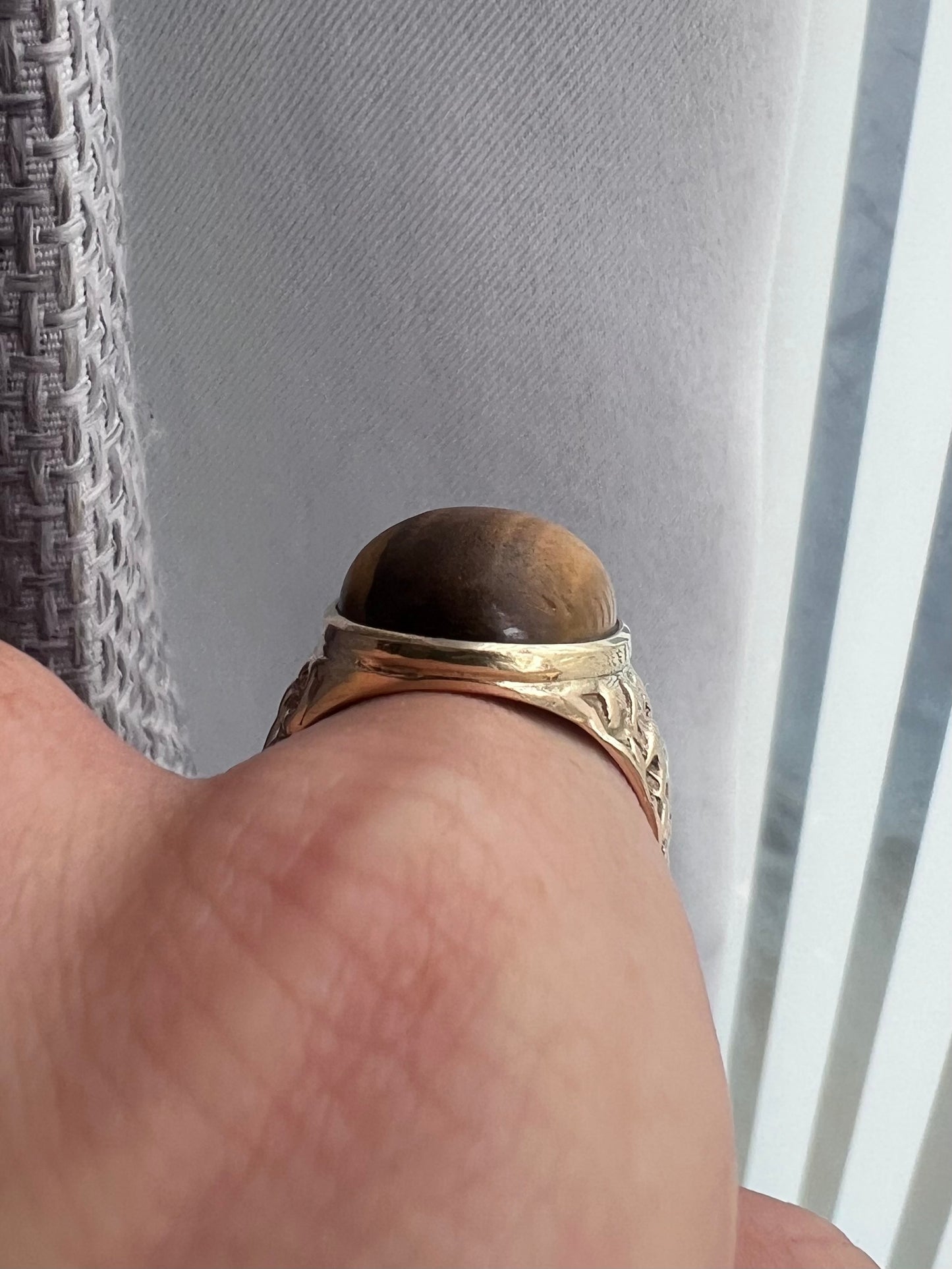 Unique 9ct Yellow Gold Patterned Tiger Eye Signet Ring - U