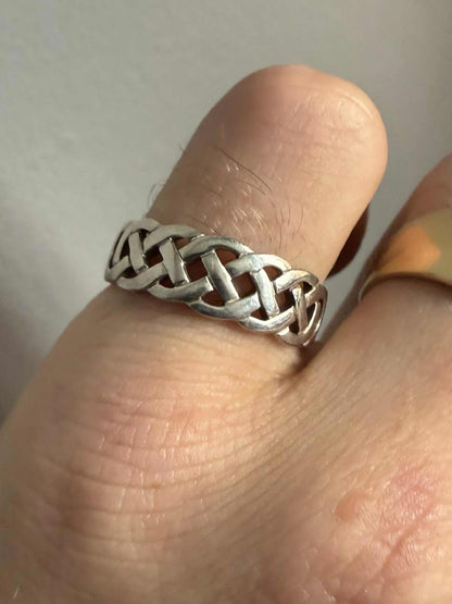 Quality 925 Sterling Silver Solvar Celtic Knot Ring • Size - P½ • 3.35 Grams