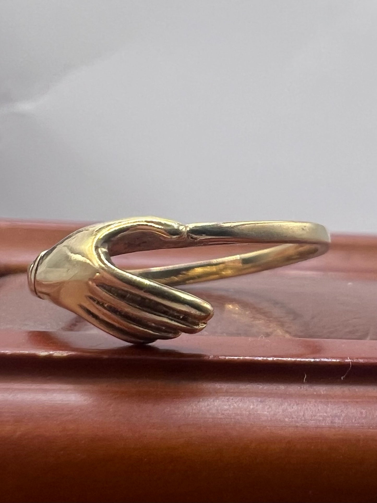 Vintage 9ct Yellow Gold Hand Ring - Q