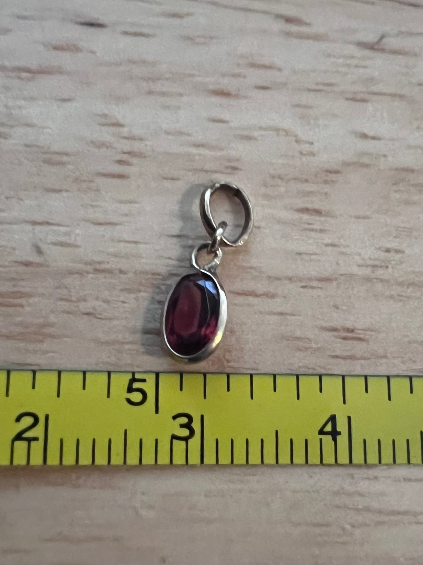 Dainty 9ct Yellow Gold Garnet Charm - 0.26 Grams