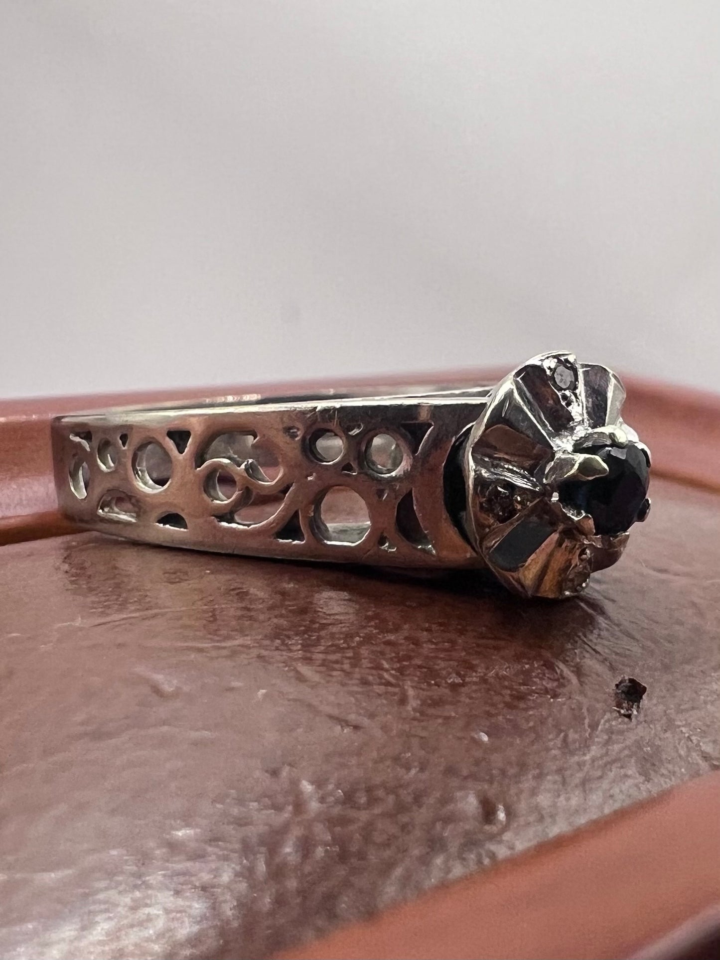 Vintage 9ct White Gold Sapphire & Diamond Ring - N