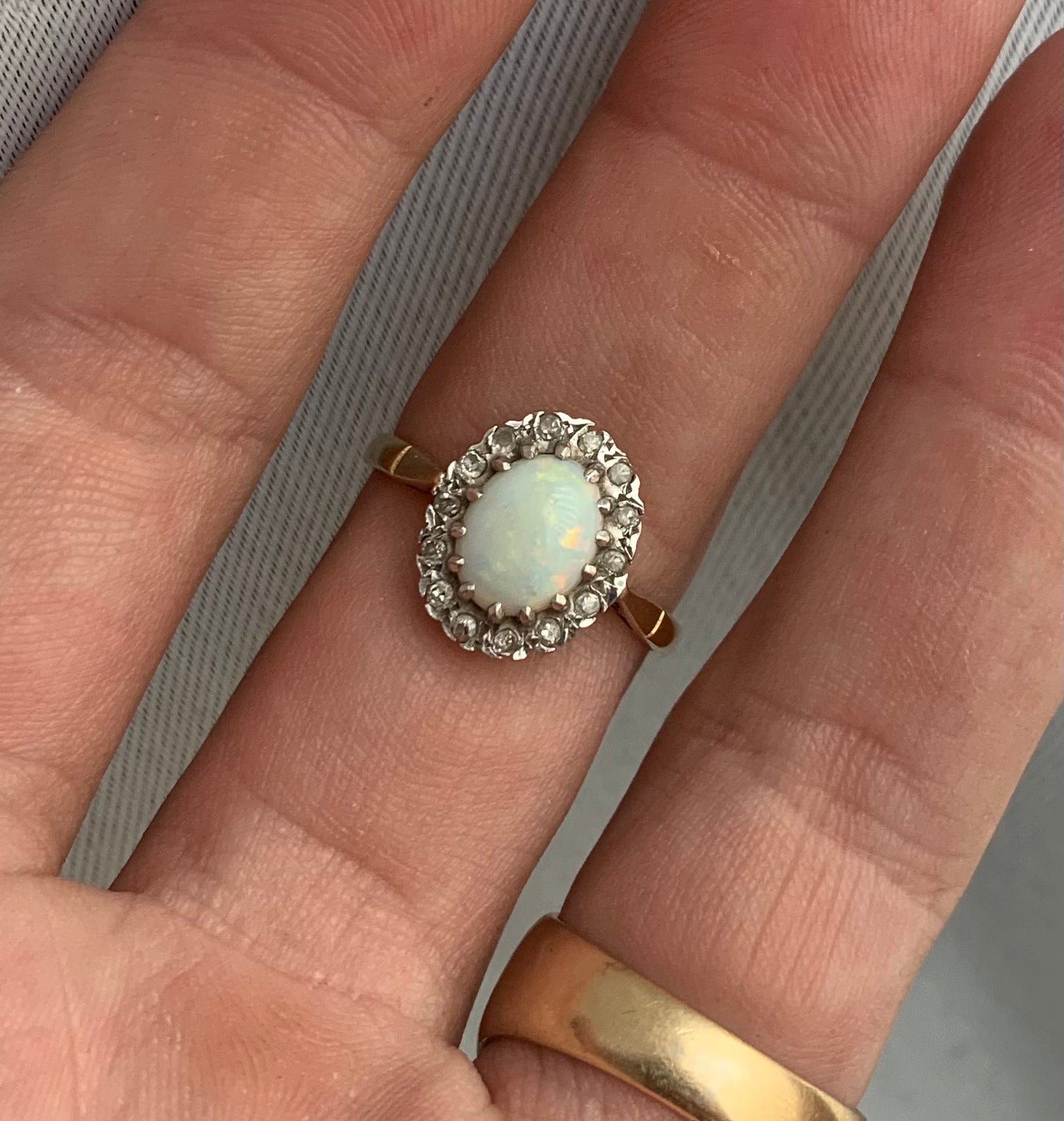 Vintage 18ct Opal & Diamond Ring ~ 4.32 Grams ~ Size - S