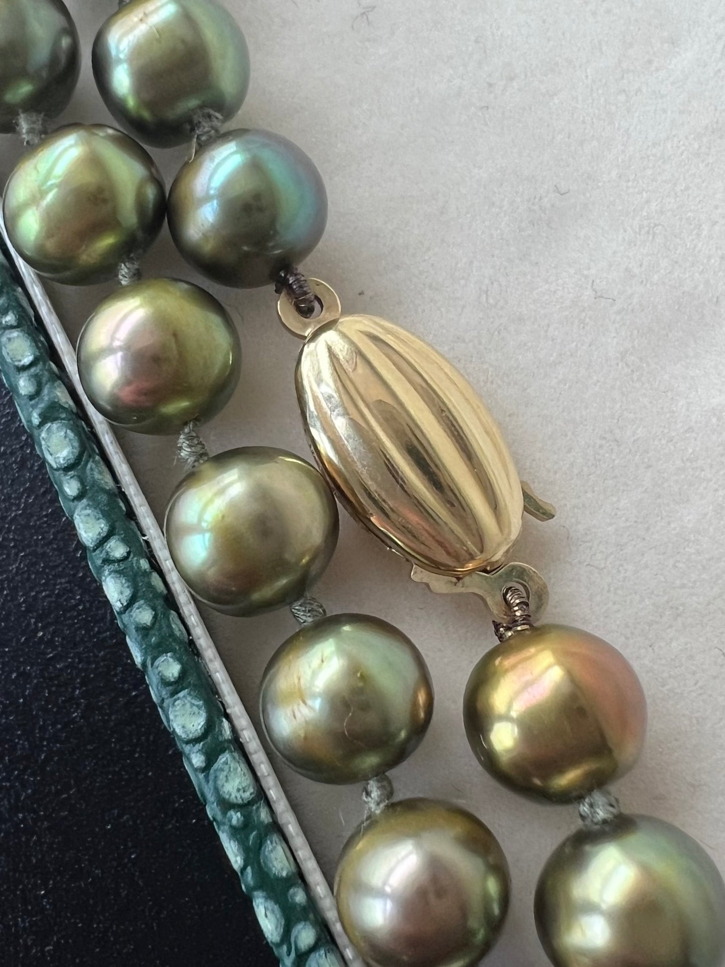 Vintage 9ct Yellow Gold Clasp Peacock Pearl Necklace - 17.75 Inch