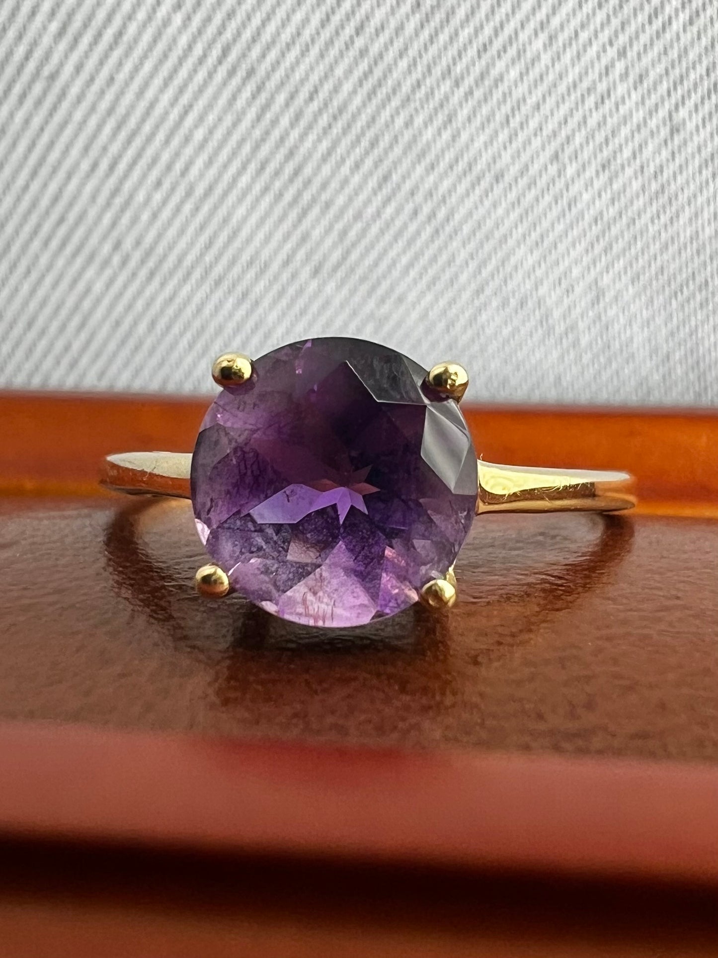 Quality 10ct Yellow Gold Amethyst Solitaire Ring - P½