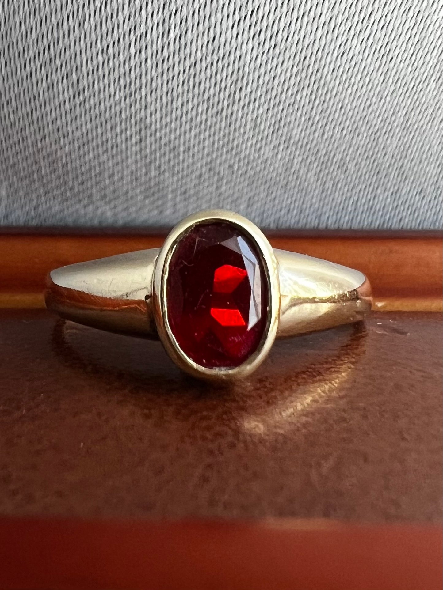 Quality 9ct Yellow Gold Garnet Set Ring - O