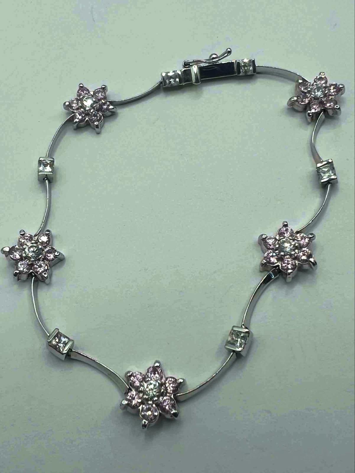 Quality 9ct White Gold Pink & White Topaz Flower Bracelet -  7.99 Grams - 8 Inch