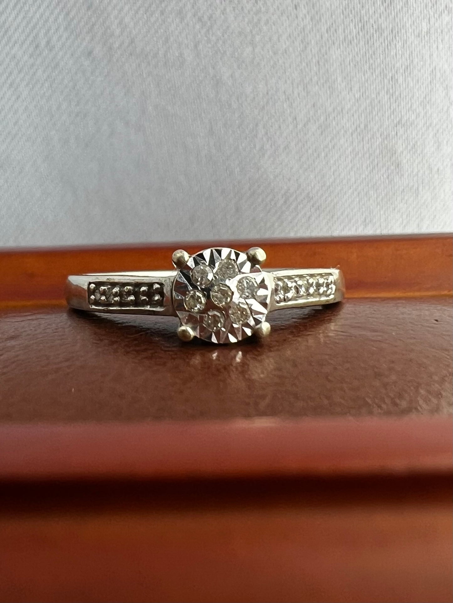 Quality 9ct White Gold Diamond Cluster Ring - L½