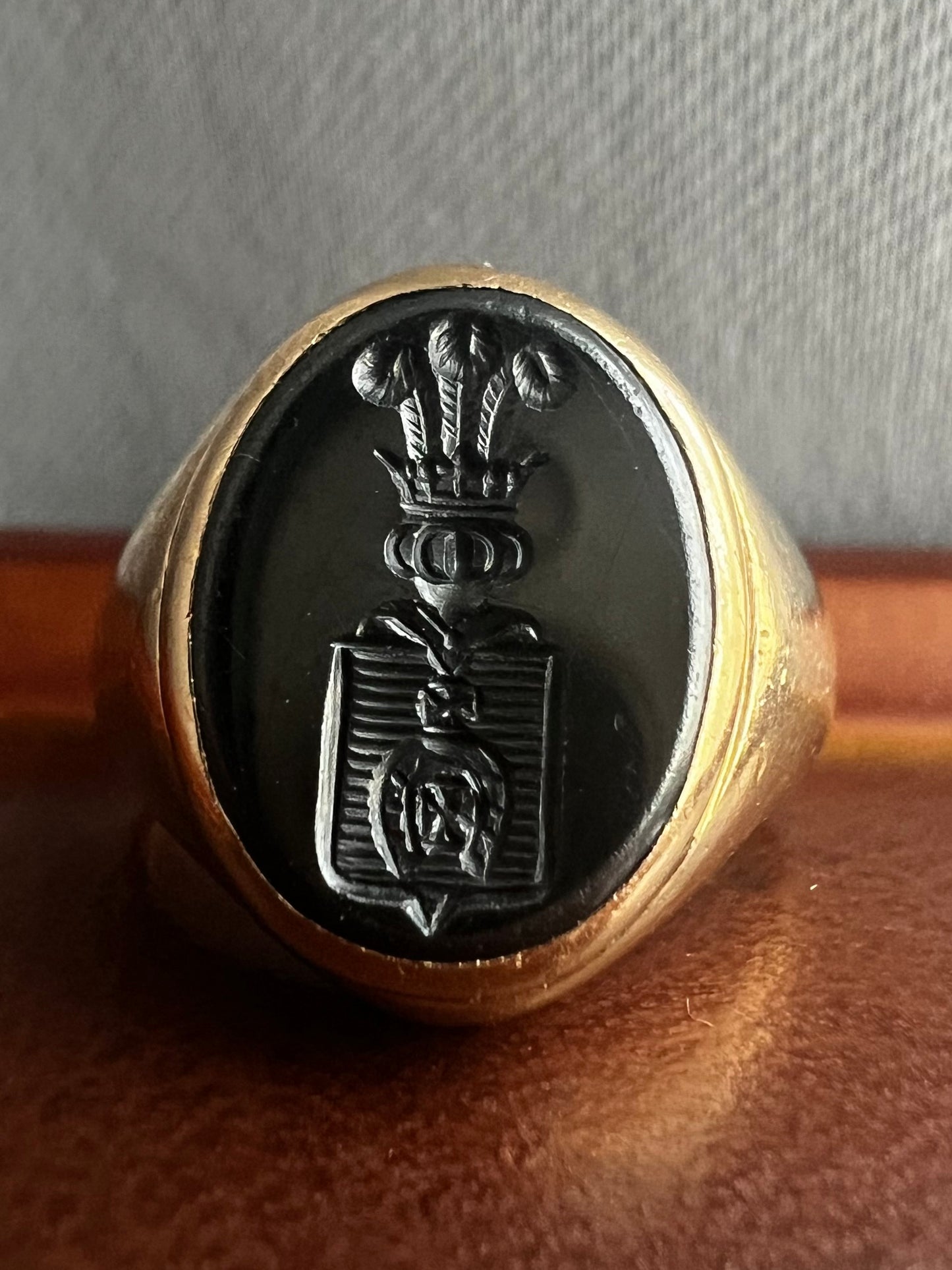 Vintage 18ct Yellow Gold Onyx Crest Signet Ring ~ 10.67 Grams ~ Size - J½