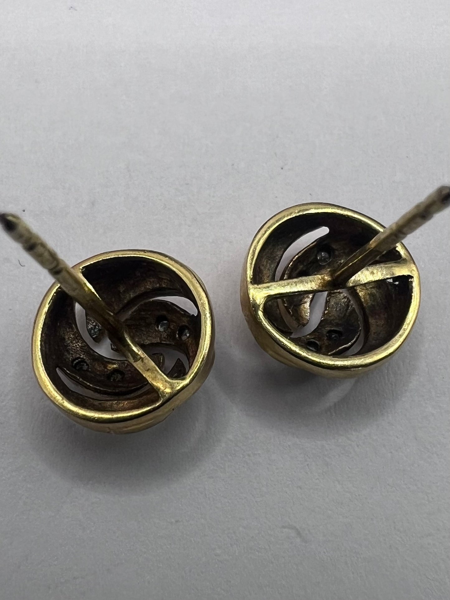 Quality 9ct Yellow Gold Diamond Chip Stud Earrings • 2.18 Grams