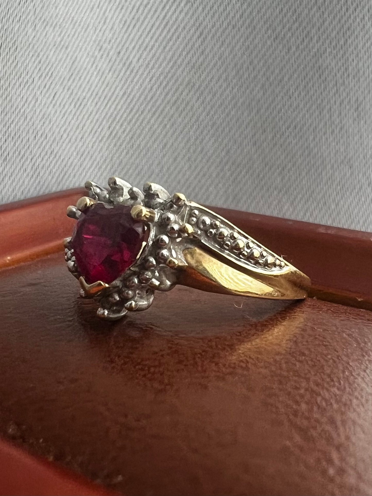 Vintage 9ct Yellow Gold Heart Garnet & Diamond Ring - N