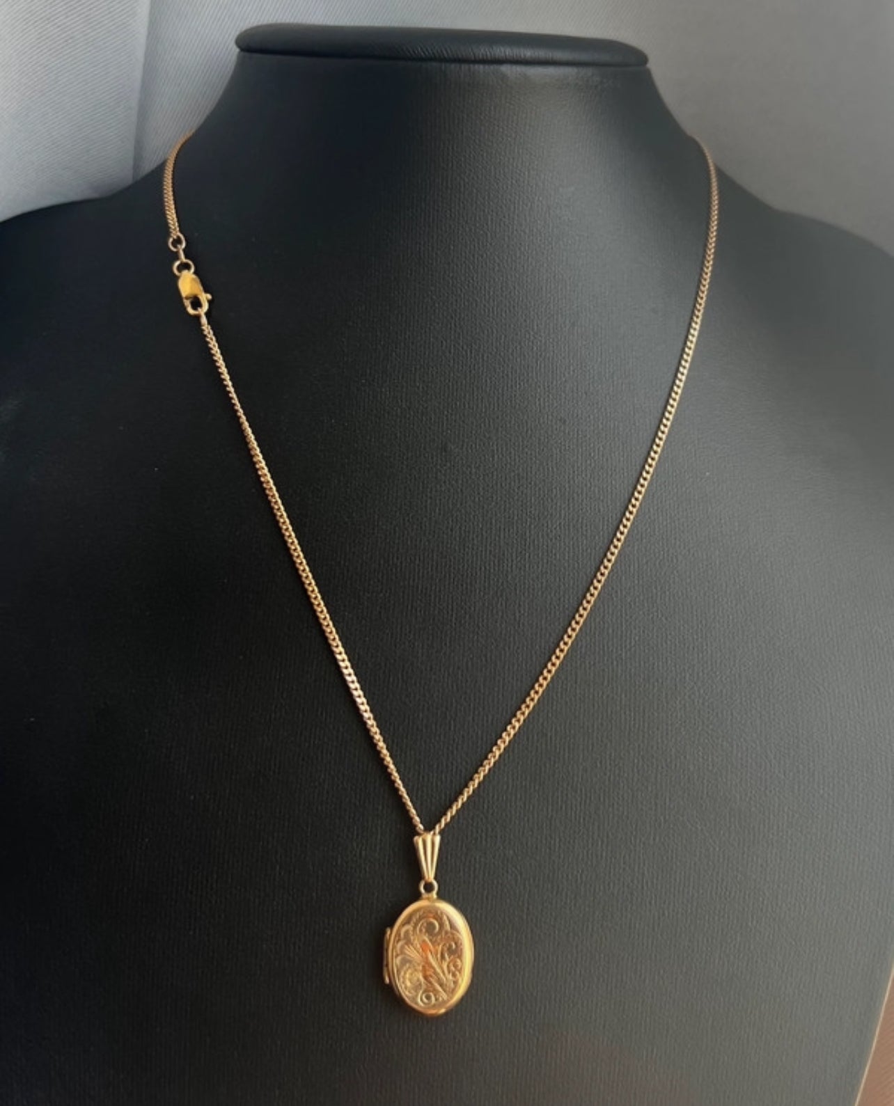 Vintage 9ct Yellow Gold Locket & Necklace - 18 Inch