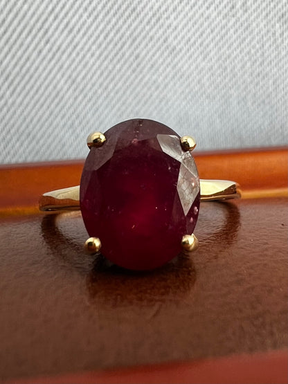 Quality 10ct Yellow Gold Synthetic Ruby Ring - K