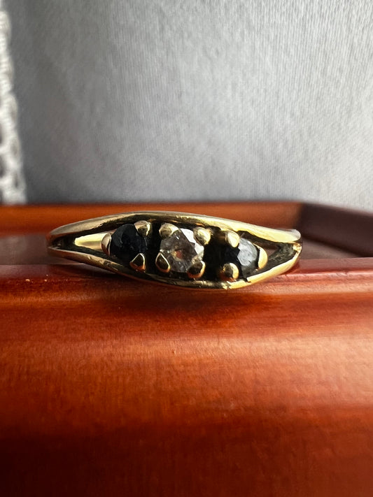 Vintage 9ct Yellow Gold Sapphire & Diamond Trilogy Wave Ring - O½