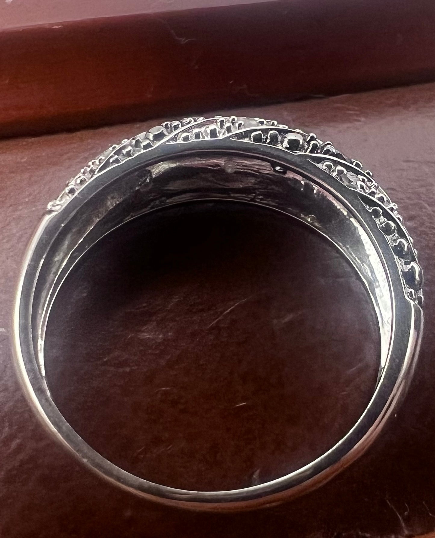 Quality 9ct White Gold White & Black Diamond Ring - M