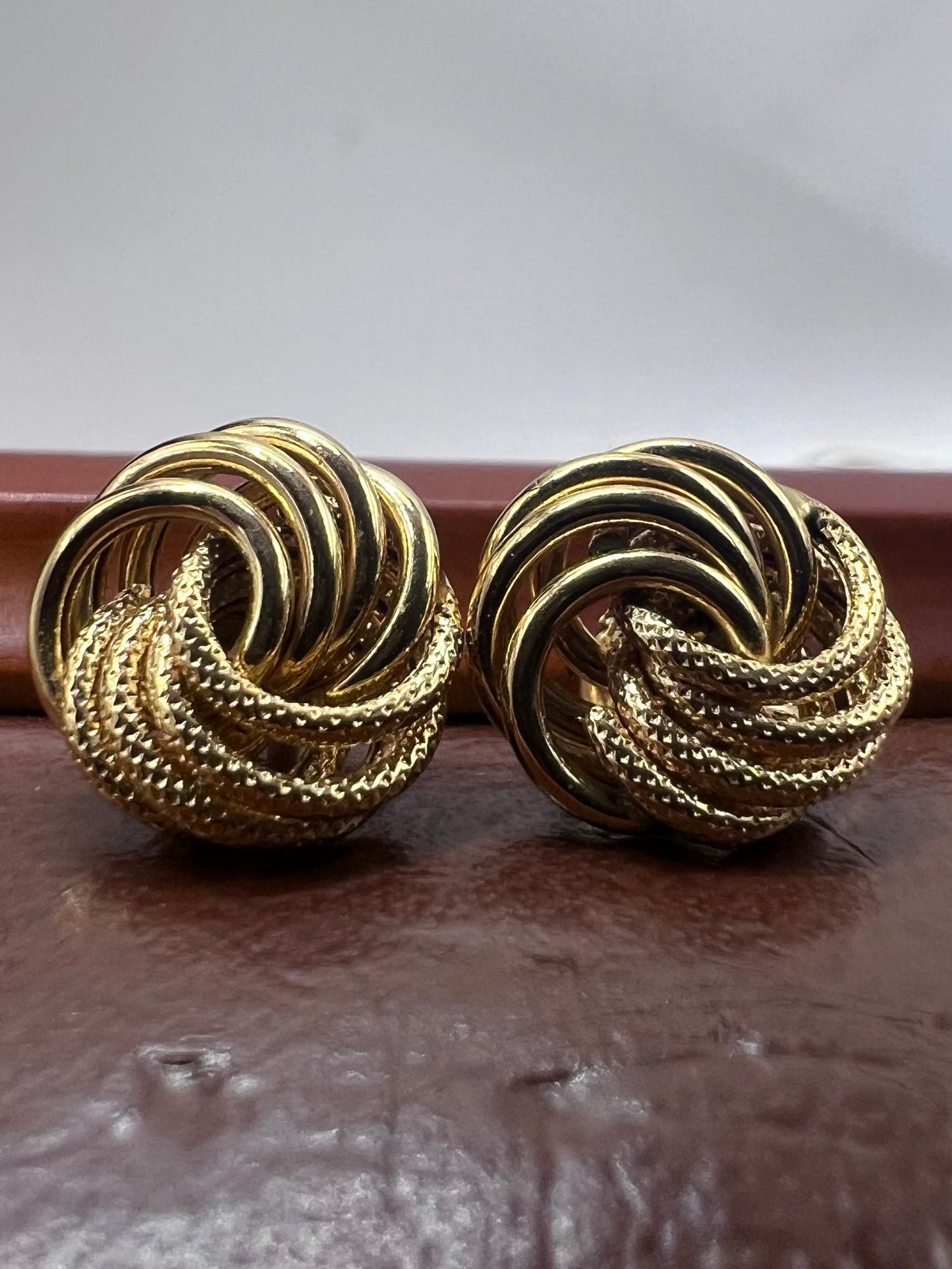 Quality 9ct Yellow Gold Italian Stud Earrings • 1.13 Grams