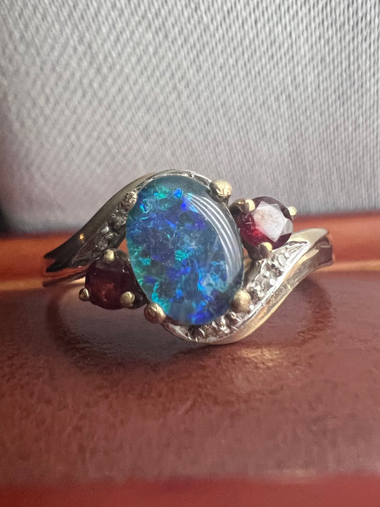 Quality 9ct Yellow Gold Doublet Opal & Diamond Ring - T½