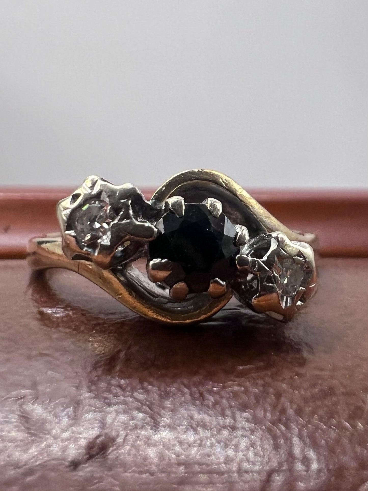 Vintage 9ct Yellow Gold Sapphire & Diamond Ring - M