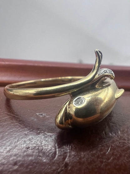 Quality 9ct Yellow Gold Diamond Eyes Dolphin Ring - S
