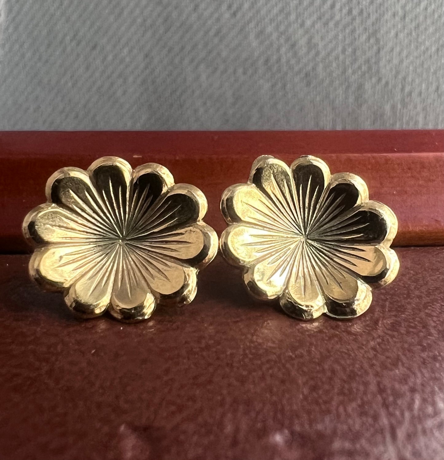 Quality 14ct Yellow Gold Flower Earrings - 1.68 Grams