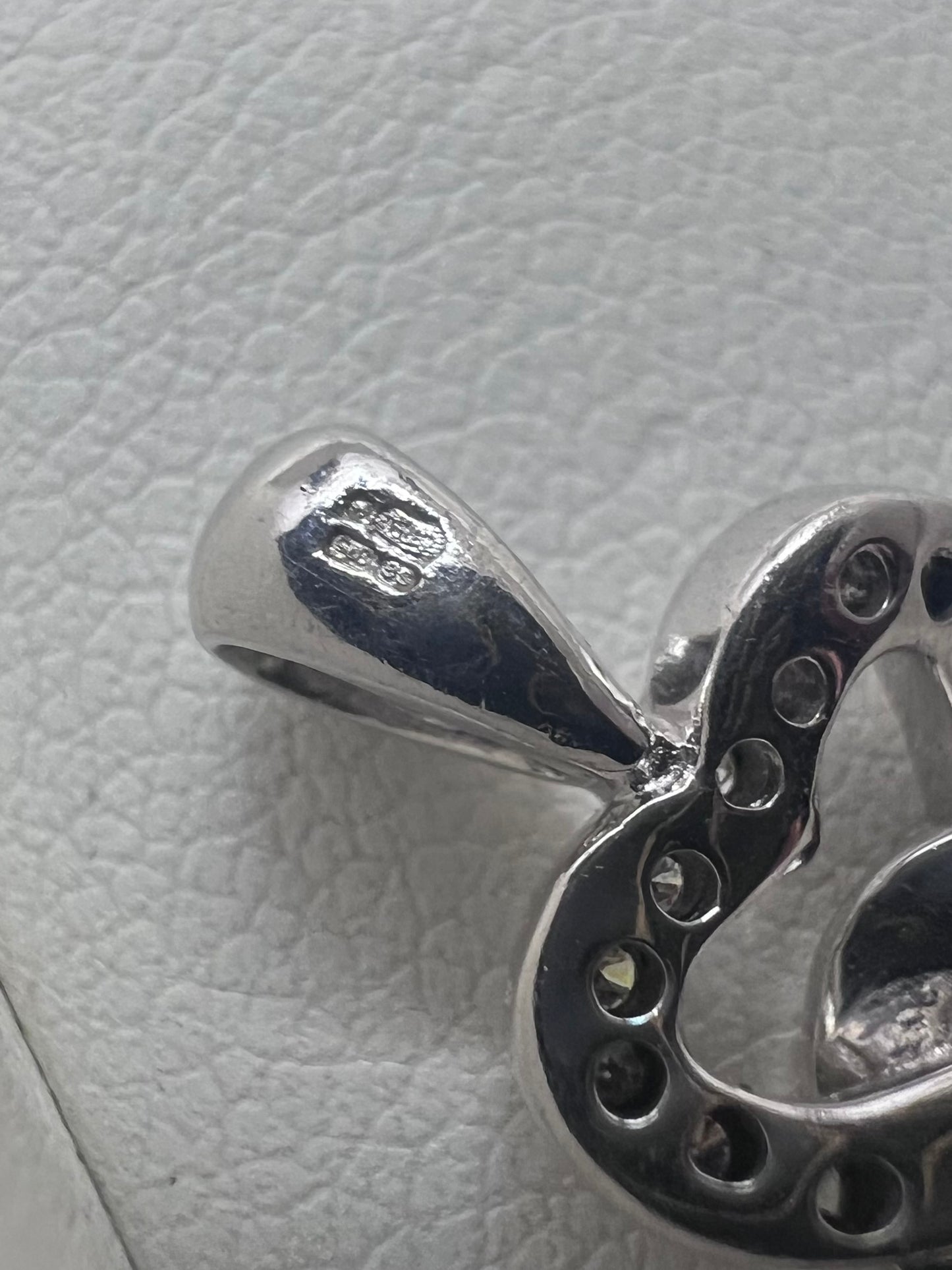 Quality 9ct White Gold Diamond Set Hearts Pendant • 1.87 Grams