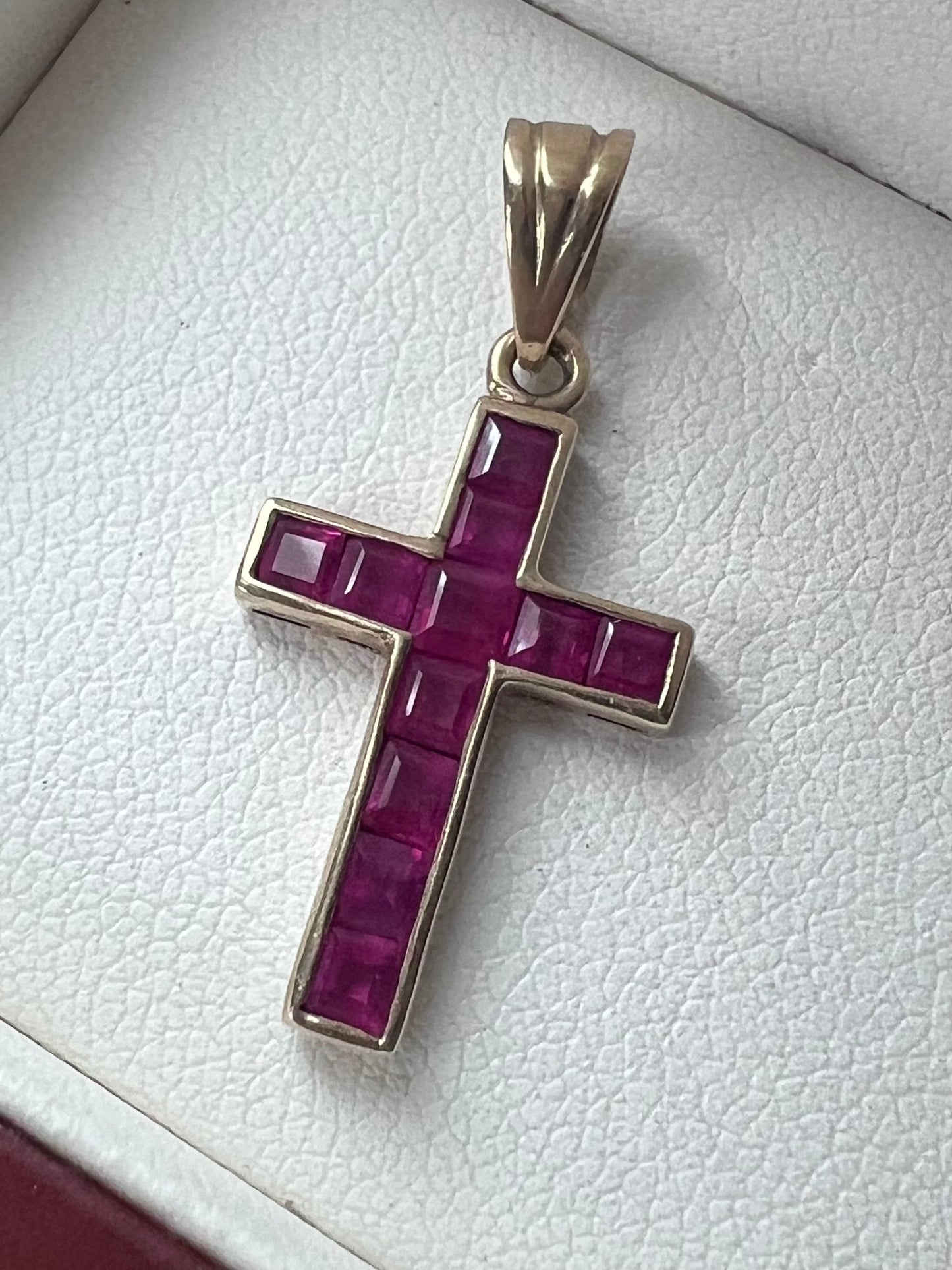 Vintage 9ct Yellow Gold Princess Cut Ruby Cross Pendant - 1.35 Grams