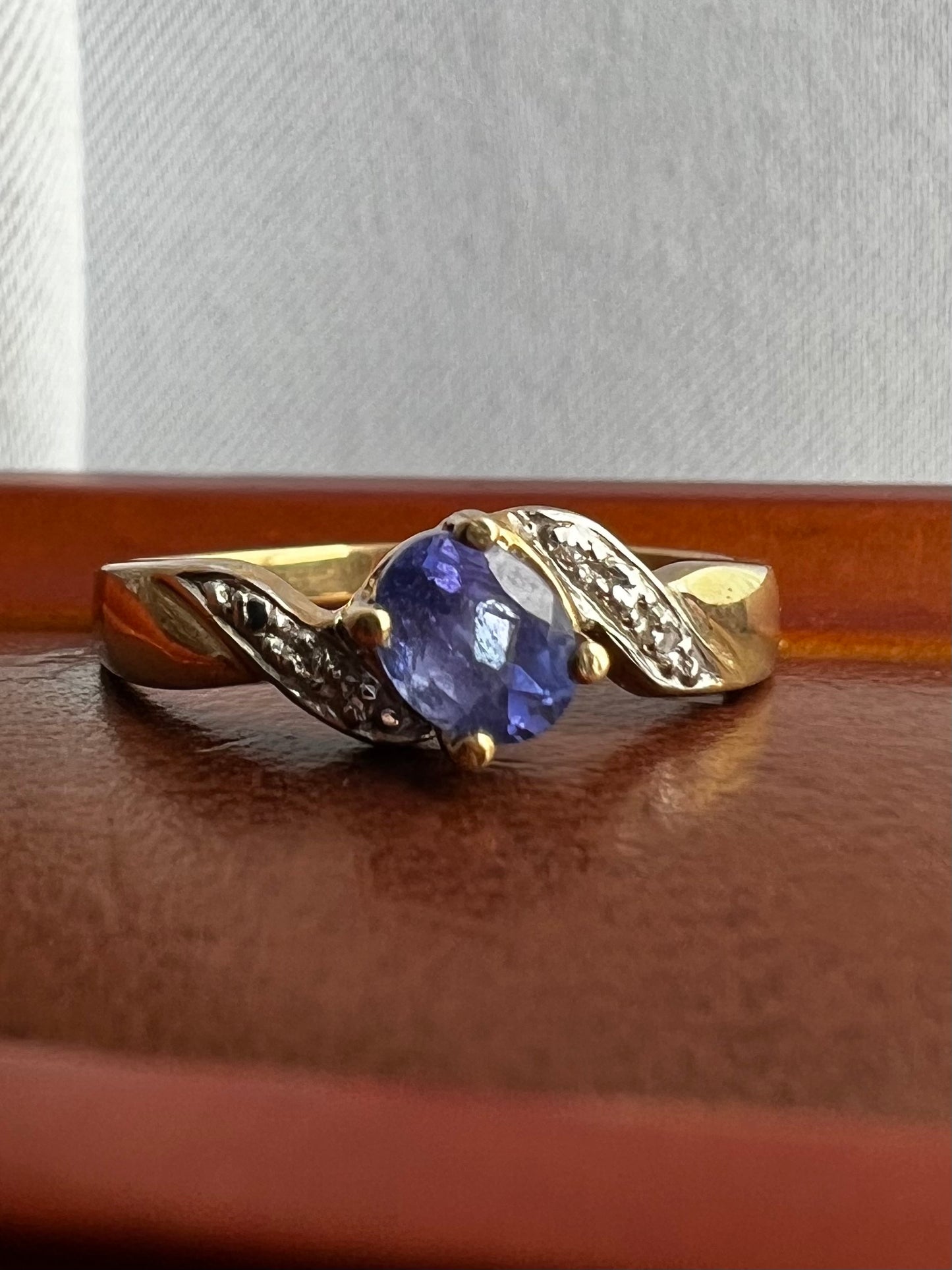 Quality 9ct Yellow Gold Tanzanite & Diamond Ring - O½