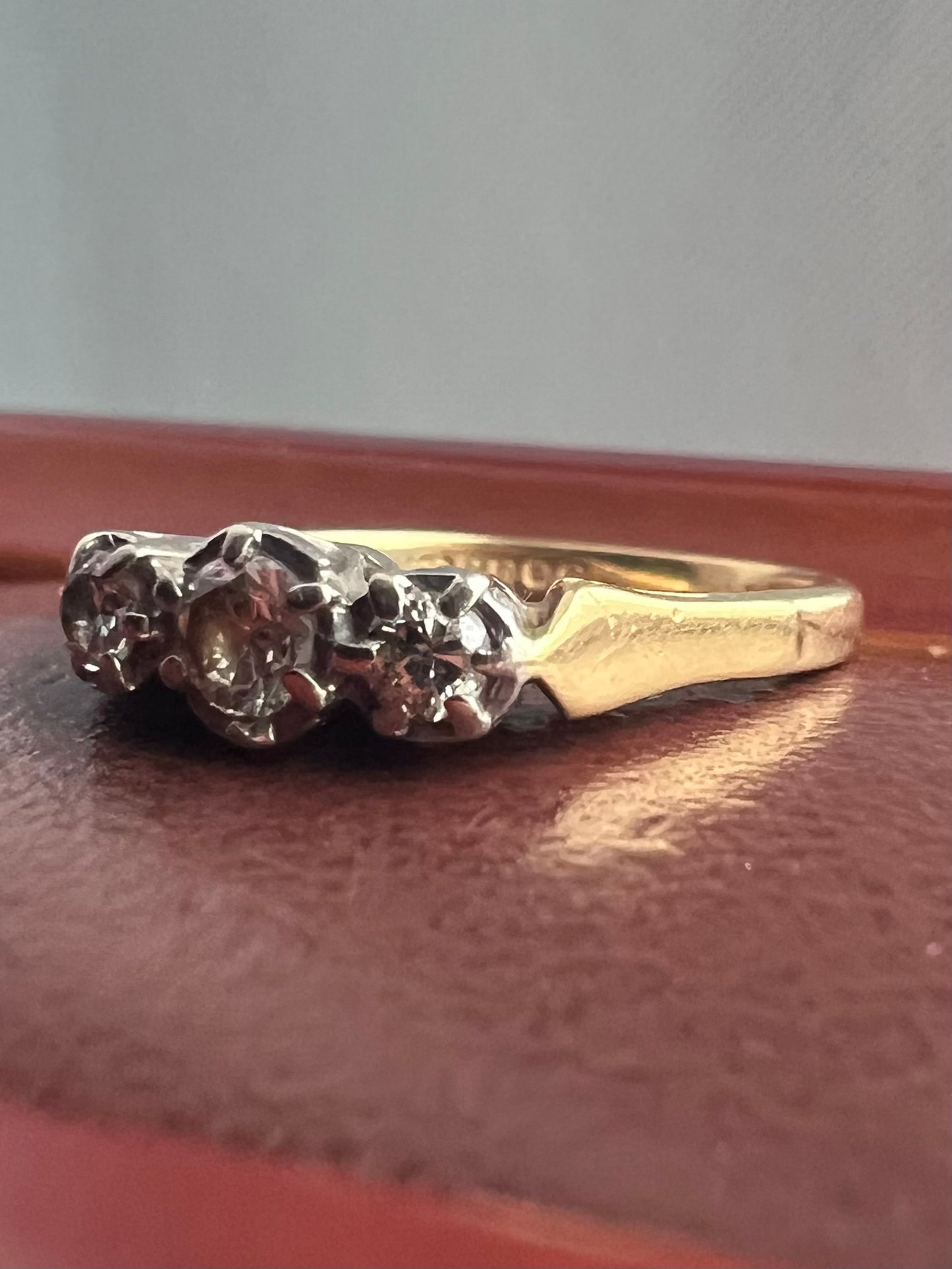 Vintage 18ct Yellow Gold Diamond Trilogy Ring - J