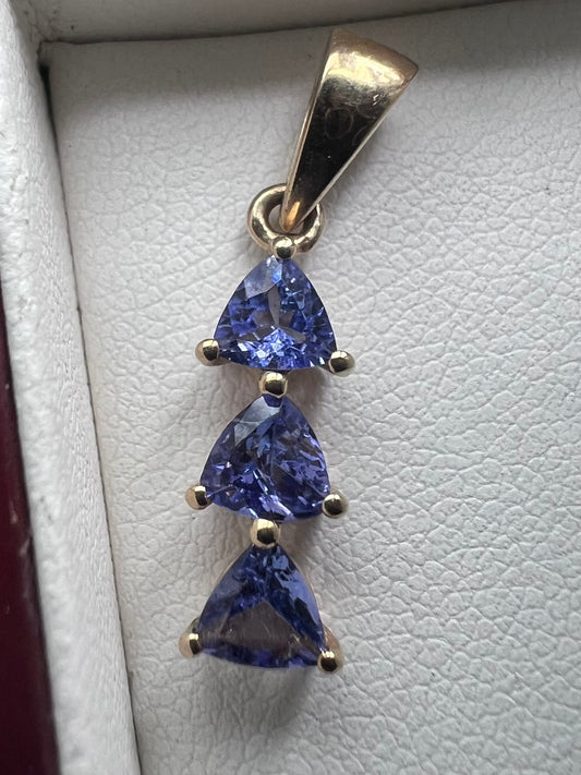 Quality 10ct Yellow Gold Trilogy Tanzanite Pendant - 1.23 Grams