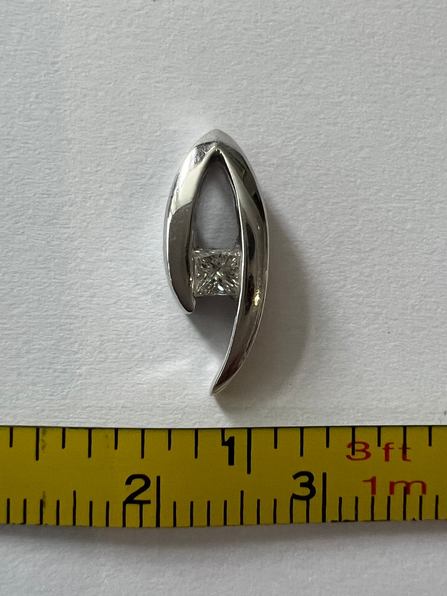 18ct White Gold 0.25ct Princess Cut Diamond - 1.72 Grams