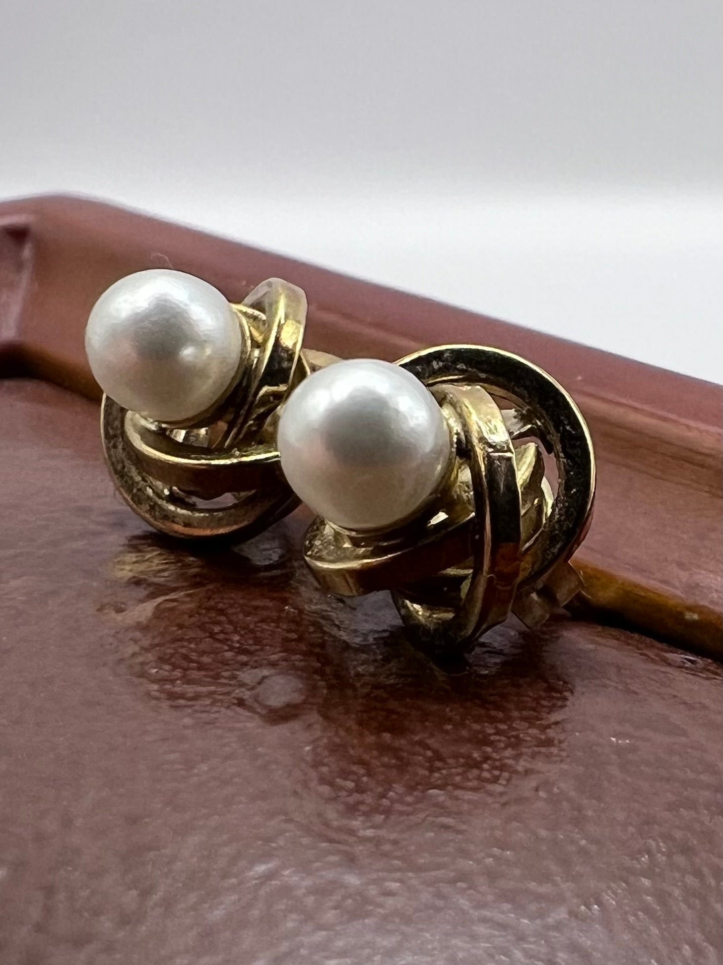 Vintage 9ct Yellow Gold Pearl Stud Earrings • 0.74 Grams