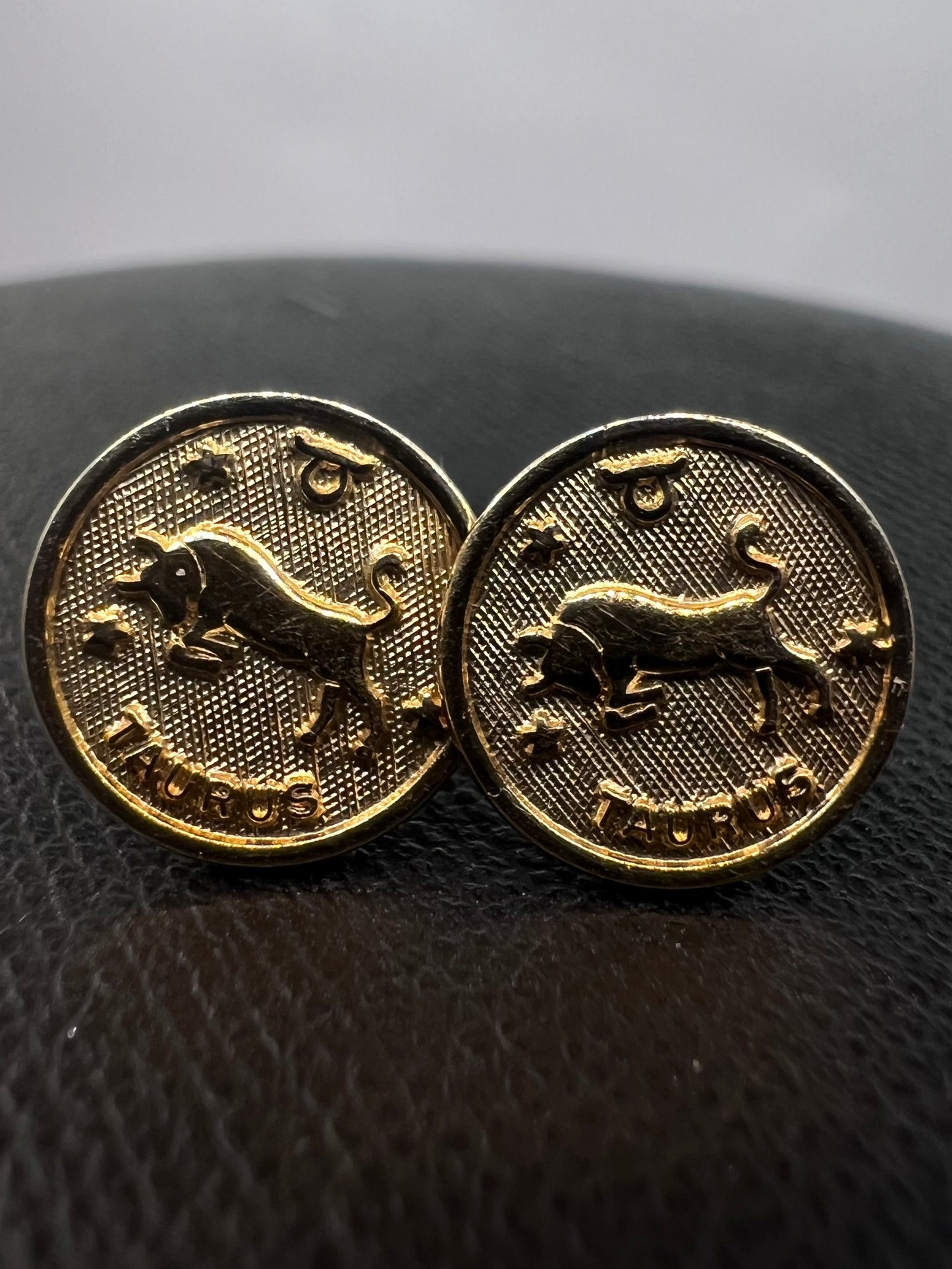 Quality 14ct Yellow Gold Taurus Stud Earrings - 1.42 Grams