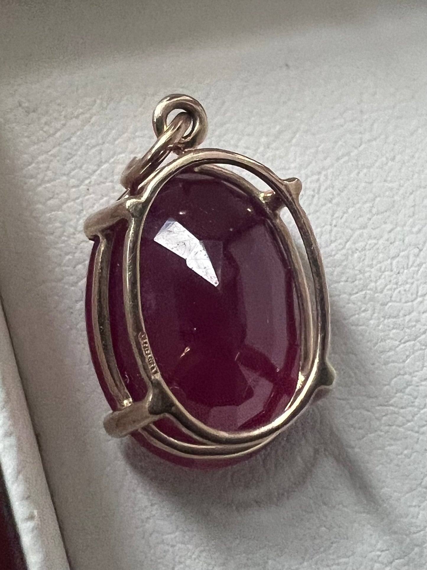 Quality 9ct Yellow Gold Ruby Pendant - 3.77 Grams