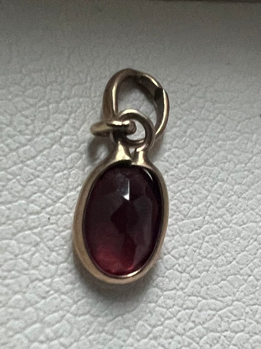 Dainty 9ct Yellow Gold Garnet Charm - 0.26 Grams