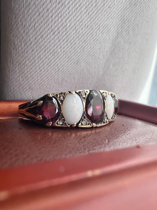 Vintage 9ct Yellow Gold 5 Stone Opal & Garnet Ring - P