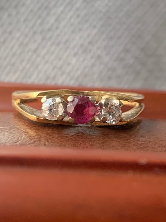 Vintage 18ct Yellow Gold Trilogy Ruby & Diamond Ring ~ 3.17 Grams ~ Size - P½