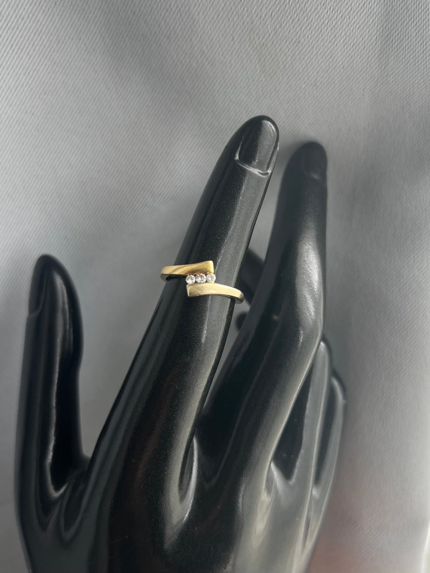 Quality 9ct Yellow Gold Diamond Set Ring - J½