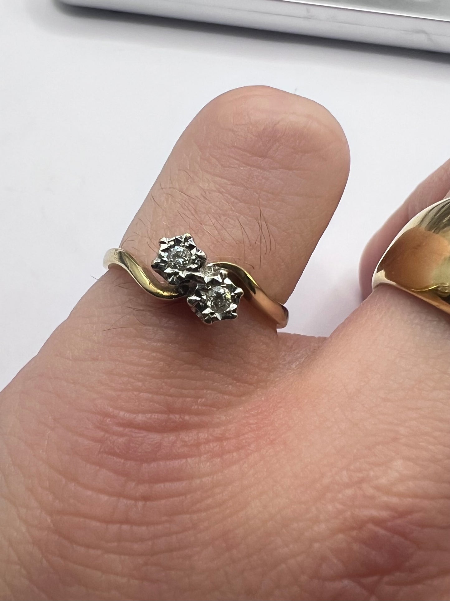 Vintage 9ct Yellow Gold Crossover Diamond Ring - O