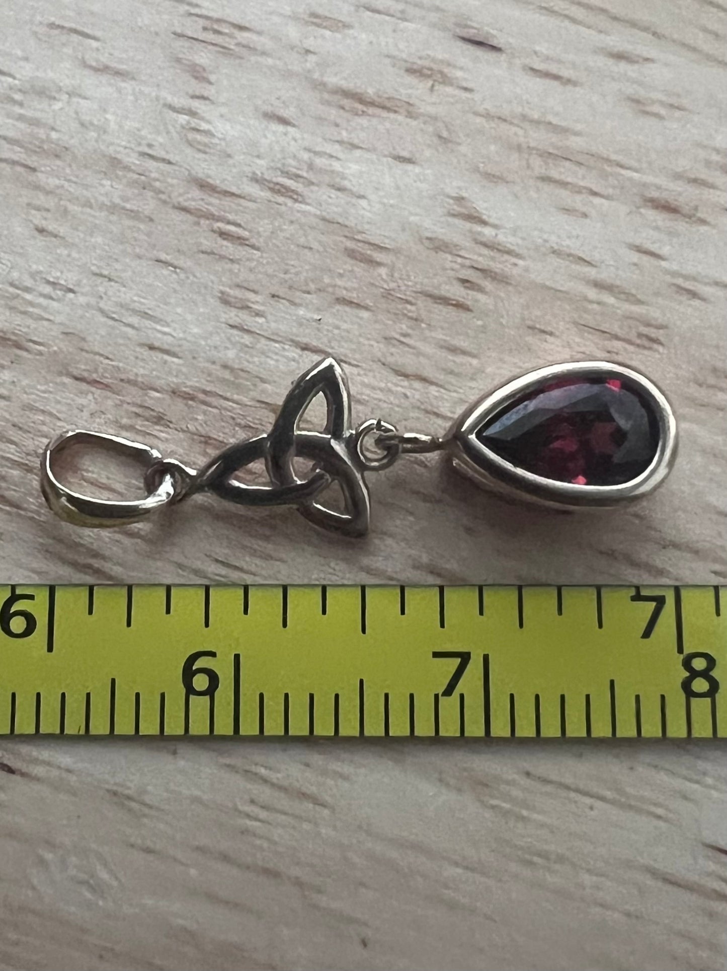 Quality 9ct Yellow Gold Celtic Knot Garnet Dangle Pendant - 0.73 Grams