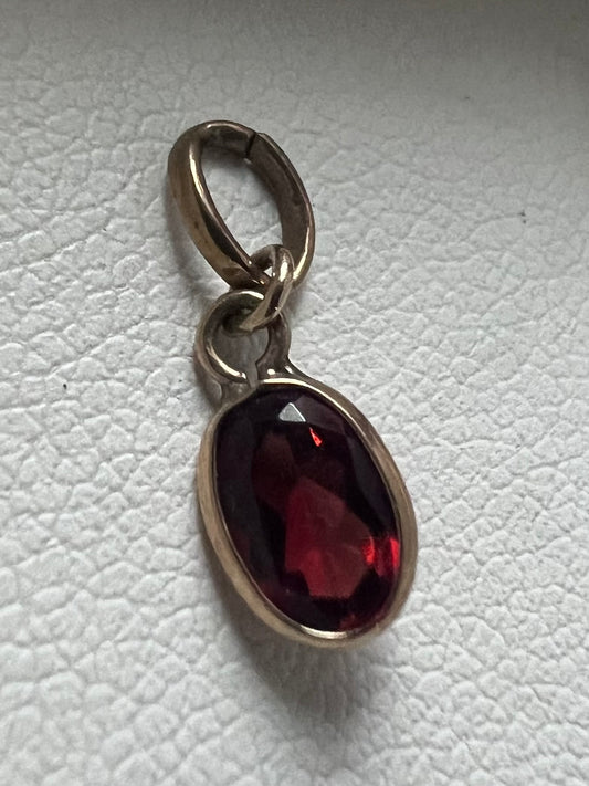 Dainty 9ct Yellow Gold Garnet Charm - 0.26 Grams