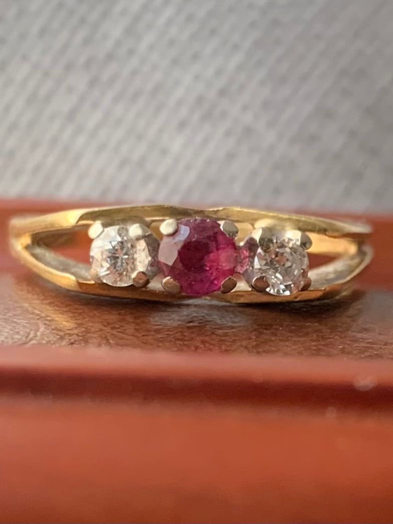 Vintage 18ct Yellow Gold Trilogy Ruby & Diamond Ring ~ 3.17 Grams ~ Size - P½