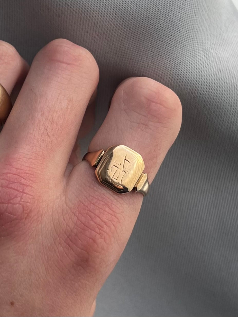 Antique 18ct Yellow Gold 1928 Patterned Signet Ring - T