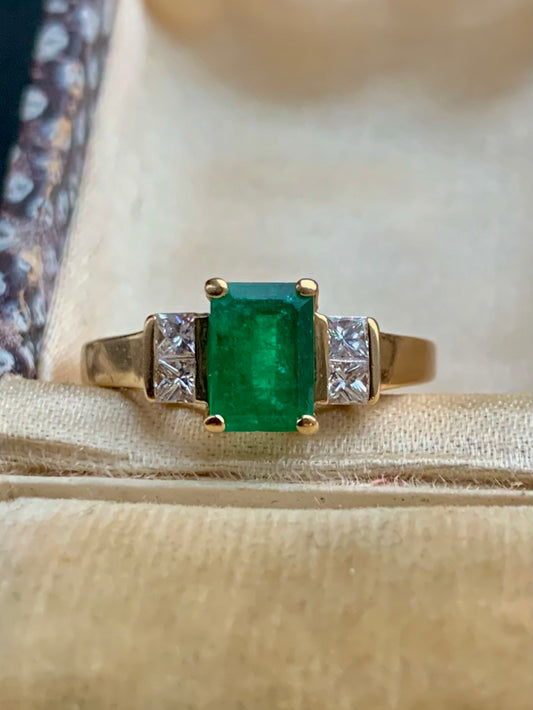 18ct Yellow Gold 0.80ct Emerald & 0.30ct Princess Cut Diamond Trilogy Ring - L½