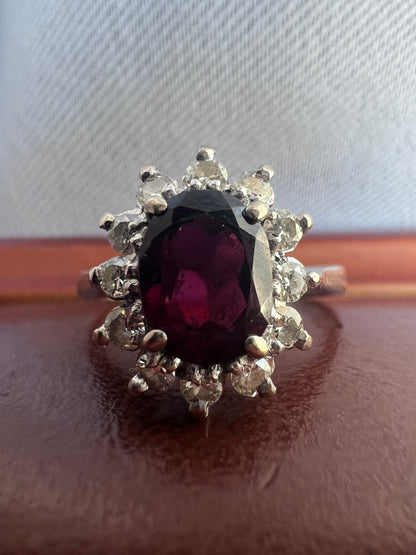 Vintage 18ct White Gold Garnet & Diamond Cluster Ring - N½