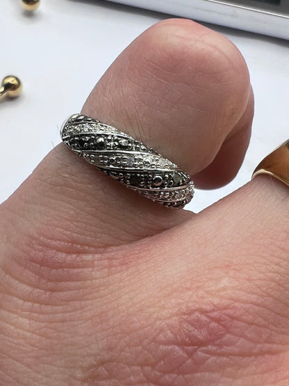 Quality 9ct White Gold White & Black Diamond Ring - M